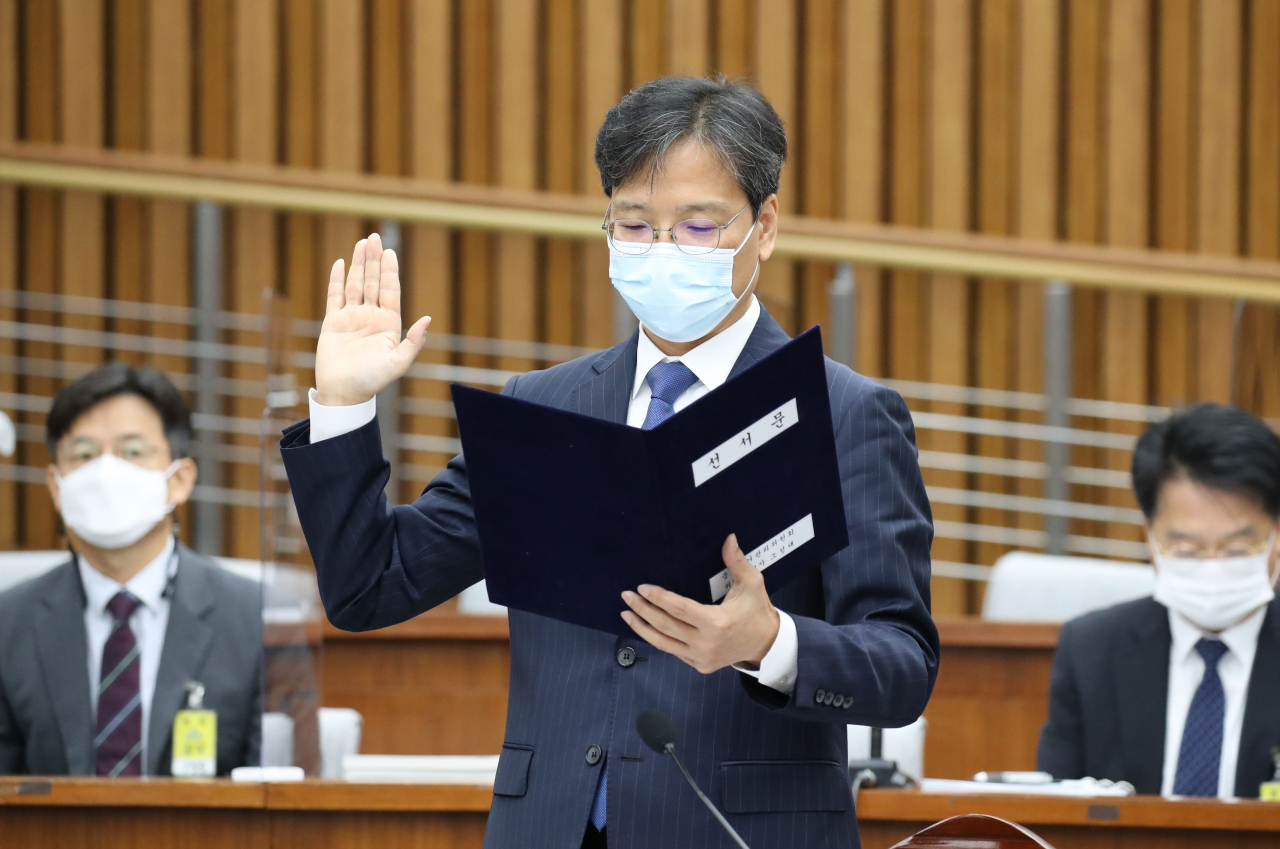 조성대 중앙선거관리위원 후보자가 22일 국회 인사청문회에서 선서하고 있다. [연합]