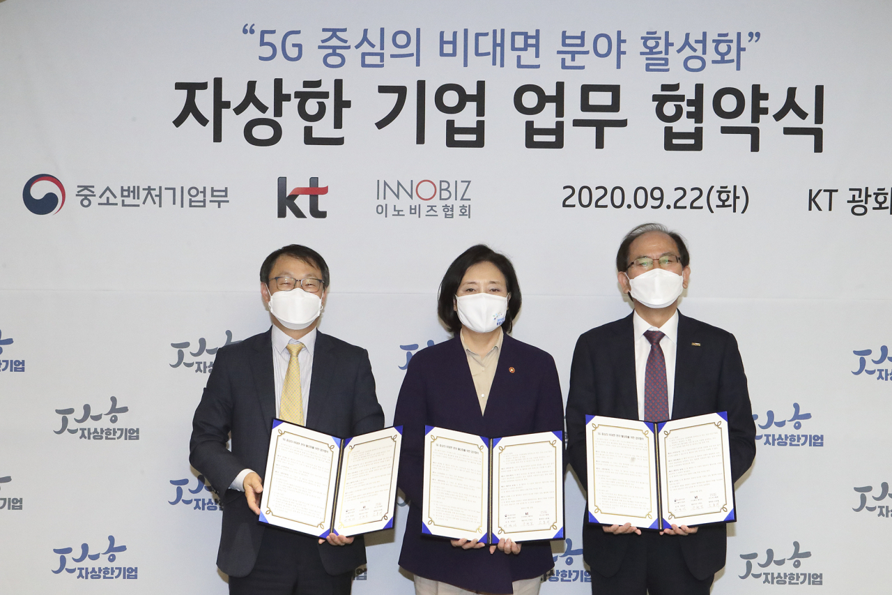 구현모(왼쪽부터) KT 대표, 박영선 중소벤처기업부 장관, 조홍래 이노비즈협회 협회장이 22일 KT 광화문 이스트 빌딩에서 열린 ‘5G 중심의 비대면 분야 활성화를 위한 업무 협약식'에서 기념사진을 찍고 있다. [KT 제공]