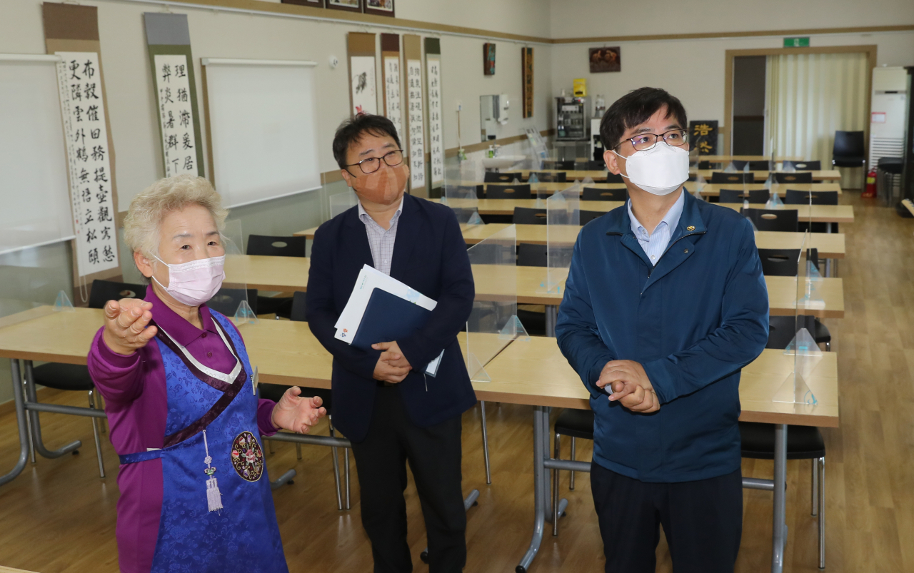 충남 당진 백석올미영농조합을 찾은 허태웅 농진청장(오른쪽). [농진청 제공]