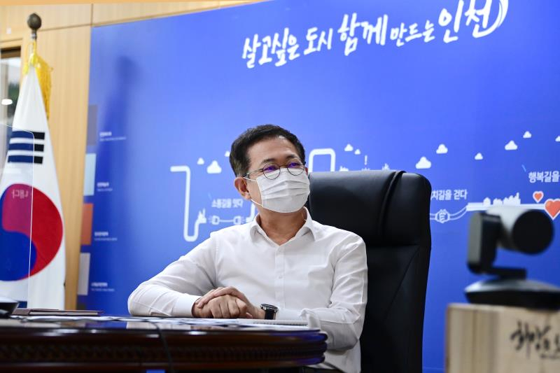 박남춘 인천광역시장이 22일 시청 접견실에서 온라인으로 진행된 '인천형 그린 뉴딜' 전문가 간담회 영상회의에서 그린 뉴딜 분야 관계자의 의견을 청취하고 추진계획을 점검하고 있다.