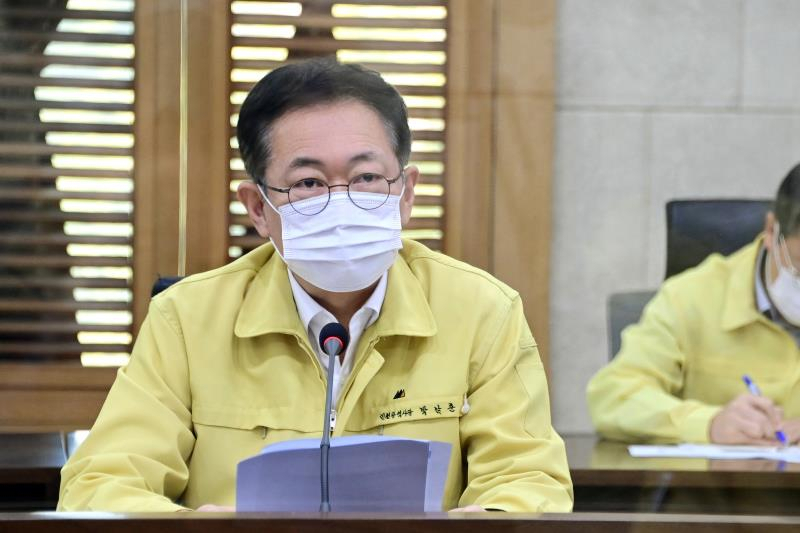 박남춘 인천광역시장이 22일 시청 영상회의실에서 열린 '정책현안회의'에서 자체매립지 및 주요현안 관련 대책회의를 하고 있다.