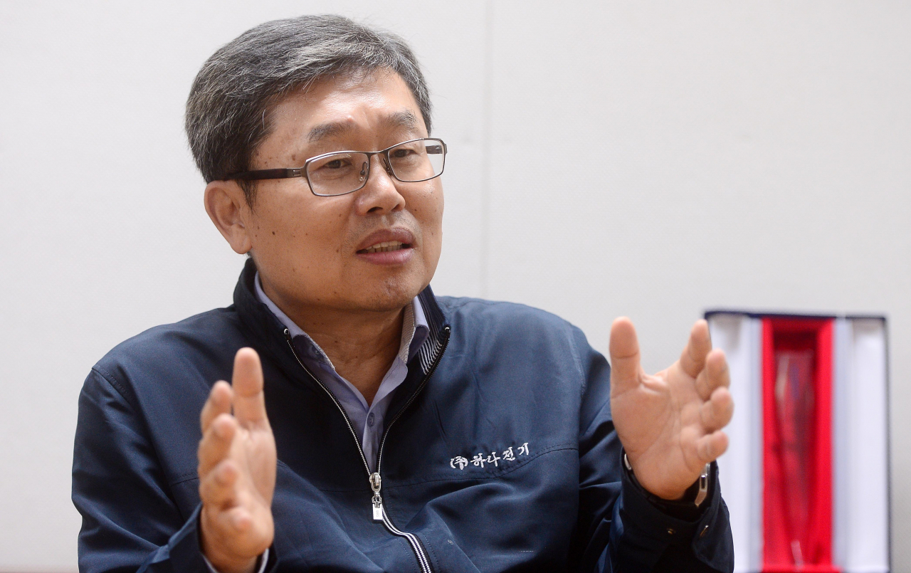 강소기업 하나전기의 최우택 사장(CEO)이 경영혁신과 신사업 확대를 동시에 추진하고 있다. 이를 통해 3년내 현재 매출액의 2.5배인 1000억원을 넘어선다는 계획이다. [이상섭 기자]