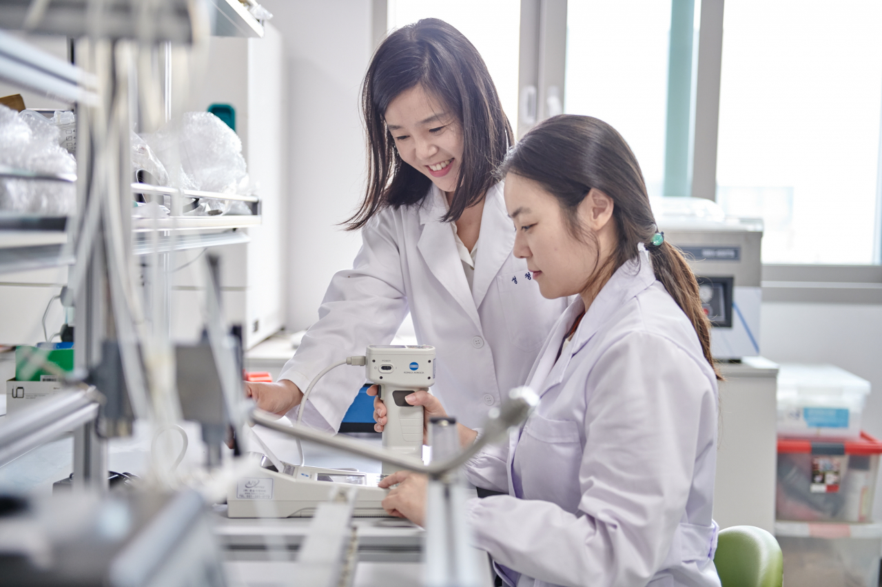 식품연 연구원들이 관련 연구를 수행하고 있다. [한국식품연구원 제공]