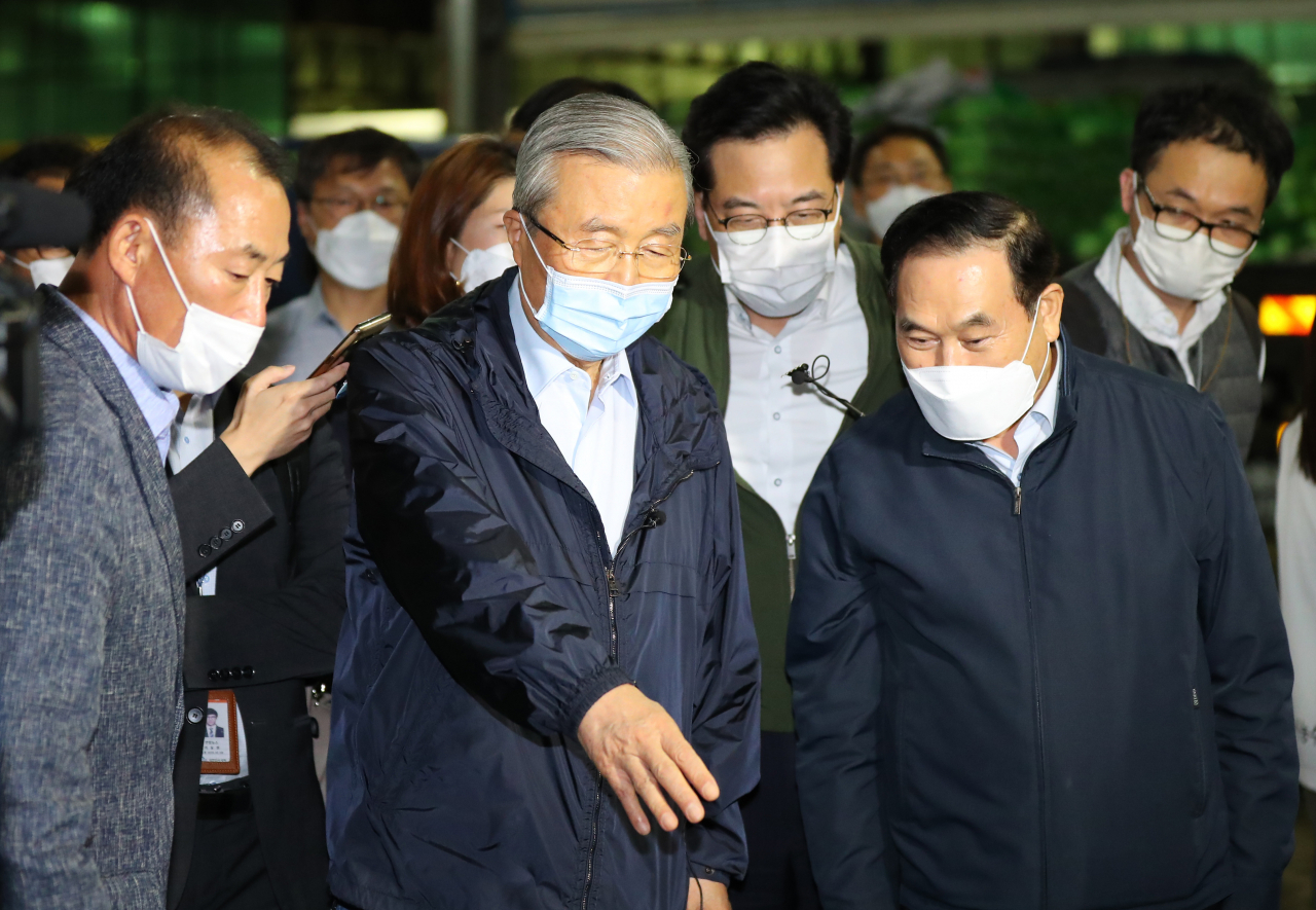 김종인 국민의힘 비상대책위원장이 22일 오후 서울 송파구 가락농수산물종합도매시장을 찾아 배추 경매 현장을 살펴보고 있다. [연합]