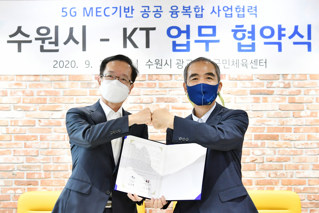 조무영 수원시 제2부시장(오른쪽)과 전홍범 KT AI/DX융합사업부문장이 업무협약 후 기념촬영하고 있다. [수원시 제공]