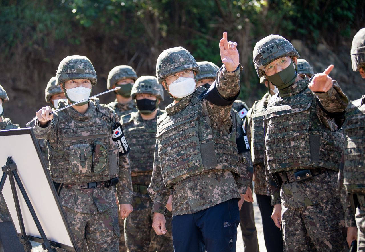 서욱 국방부 장관이 9·19 남북군사합의 2주기인 지난 19일 오전 강원도 철원 인근 화살머리고지 유해 발굴 현장을 둘러보고 있다. [연합]