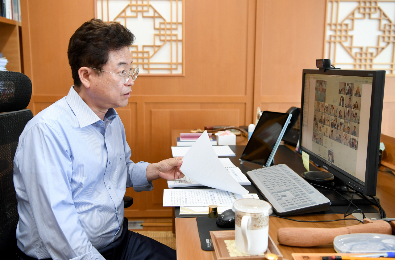 이철우 경북지사가 22일 2021년 신규시책 PC영상보고회를 열고 있다.[경북도 제공]