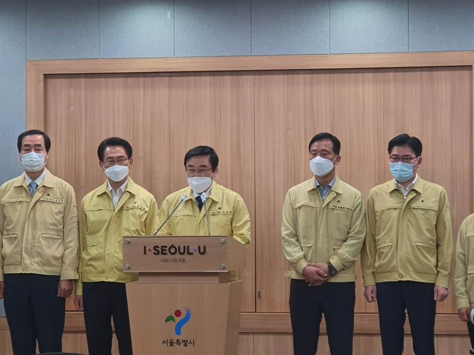 이동진(가운데) 서울시구청장협의회장이 23일 서울시청 브리핑룸에서 서울시 공공와이파이 사업 지지 입장문을 발표하고 있다. 이 날 발표회에는 김수영 양천구청장, 유동균 마포구청장, 정원오 성동구청장, 문석진 서대문구청장, 김영종 종로구청장, 이승로 성북구청장, 이정훈 강동구청장, 김미경 은평구청장 , 박준희 관악구청장이 함께 했다. [사진=한지숙 기자]