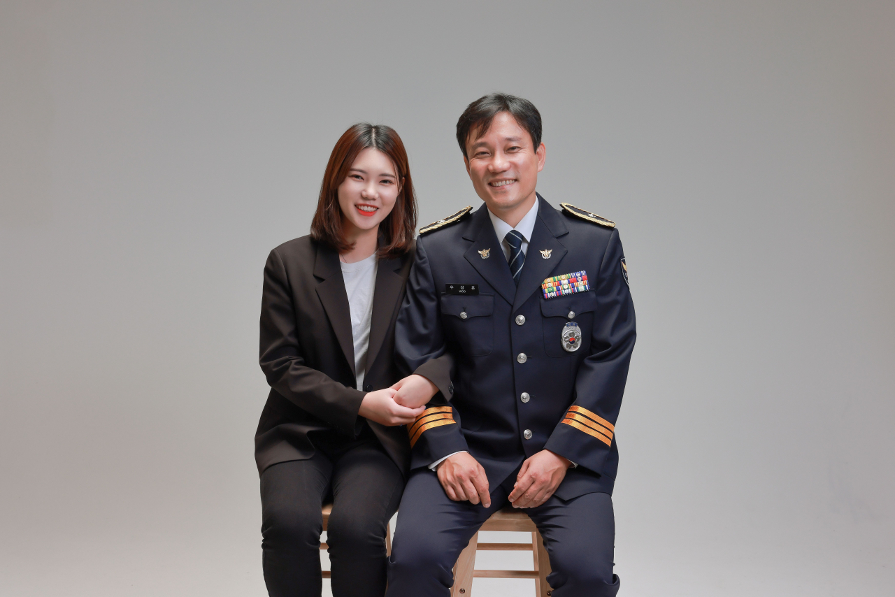 와이즈유(영산대학교, 총장 부구욱)에 함께 재학 중인 딸 우세진(18&bull;사진 왼쪽)양과 현직 경찰인 우성훈(46&bull;오른쪽) 경위.
