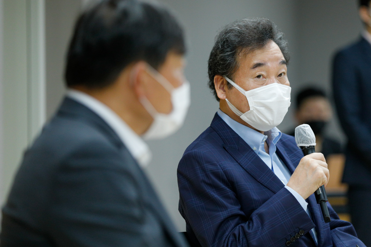 이낙연 더불어민주당 대표가 20일 오후 서울 종로구 세종문화회관을 찾아 코로나19 위기를 맞은 공연예술 현장 관계자들과 간담회에 앞서 발언을 하고 있다. [연합]