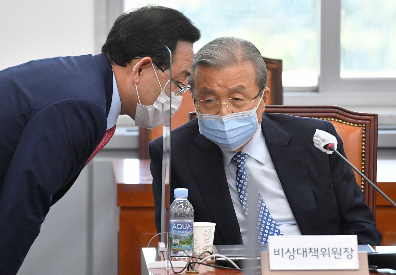 국민의힘 김종인 비대위원장과 주호영 원내대표가 22일 국회에서 열린 화상 의원총회에서 대화하고 있다. [연합]