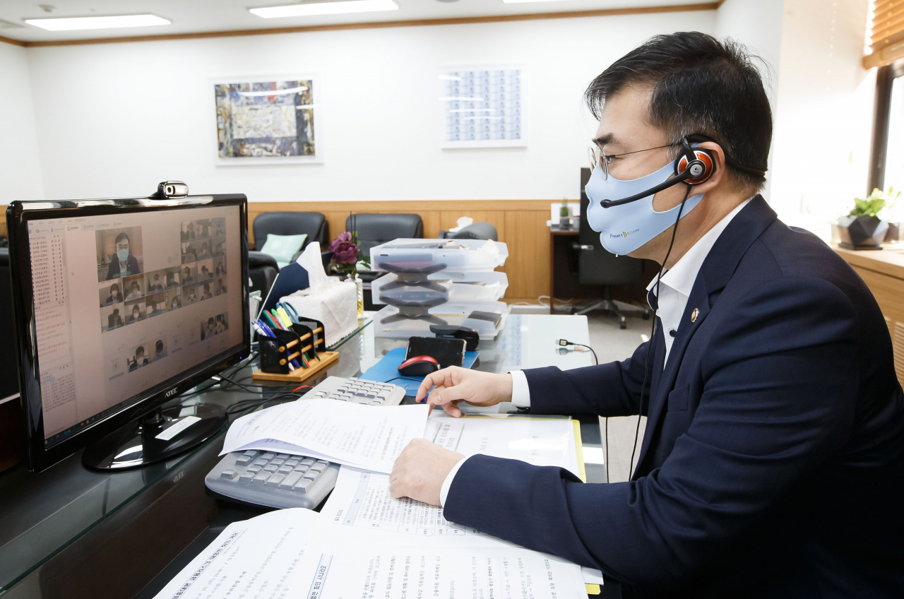 [사진=손병두 금융위 부위원장이 지난 15일 열린 비상경제중앙대책본부 금융리스크대응반 회의에서 화상을 통해 발언하고 있다.]