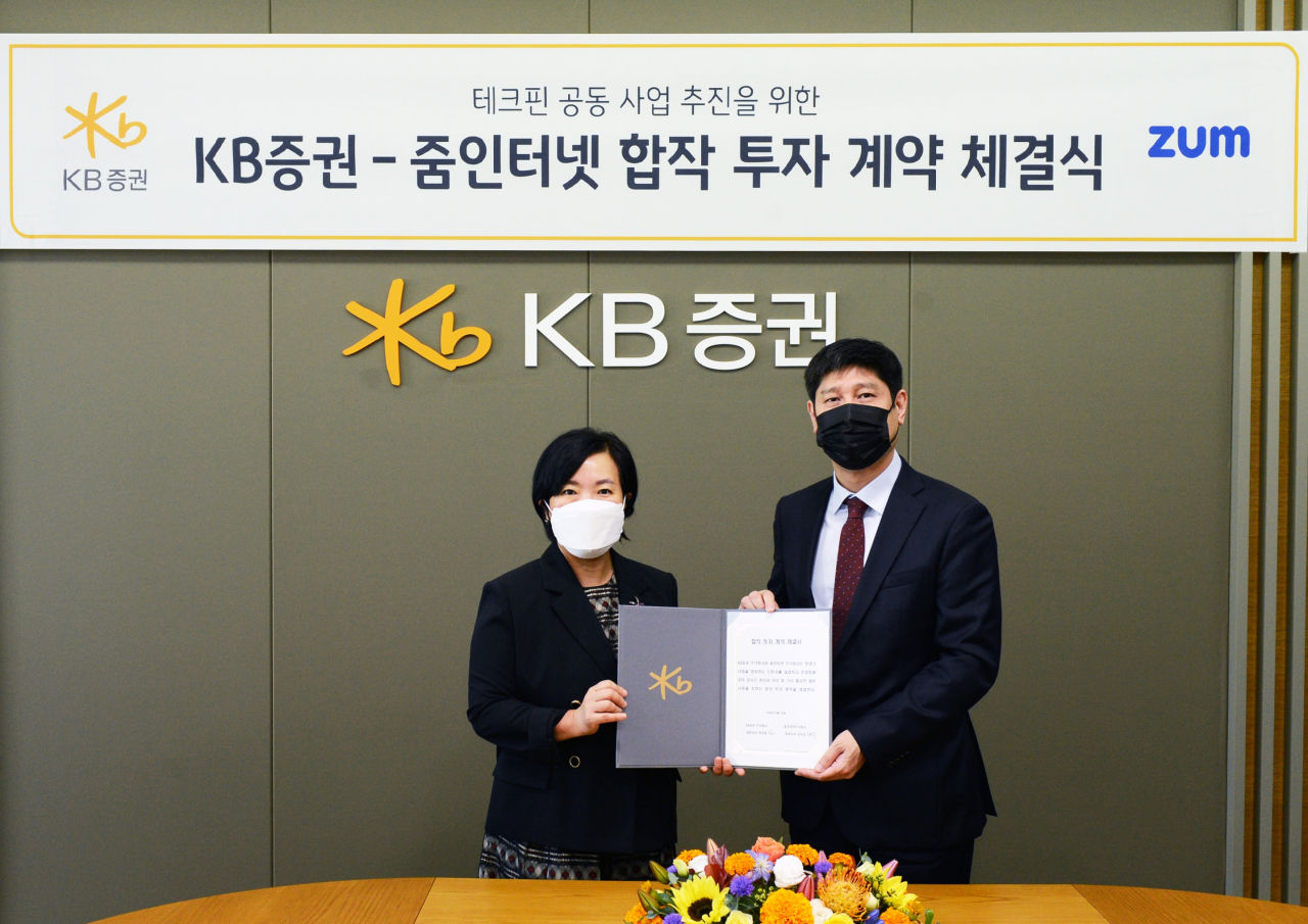 KB증권이 지난 22일 서울 여의도에서 줌인터넷과 합작 투자회사 계약을 체결하면서 박정림 KB증권 대표이사(왼쪽)와 김우승 줌인터넷 대표이사가 기념사진을 촬영하고 있다. [KB증권 제공]