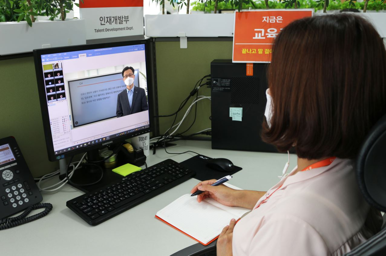 한 오렌지라이프 직원이 ‘온택트 디지털 포럼’을 온라인으로 시청하고 있다. 출처=오렌지라이프.