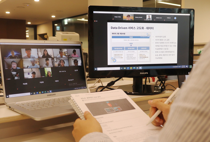 한화생명이 23일 서울대 글로벌공학교육센터, 서울대 블록체인 전문학회 ‘디사이퍼’와 함께 블록체인 기술 적용 프로젝트 진행 및 블록체인 분야 우수 인재 발굴을 위한 3자간 산학협력 업무협약을 체결했다. 한화생명 임직원이 서울대학교 석·박사 과정인 ‘블록체인 실무응용’ 과정을 온라인 청강하고 있다. 출처=한화생명.