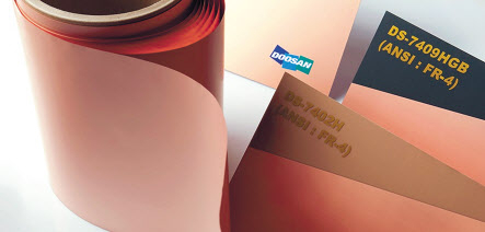 두산의 전자BG가 생산하는 동박적층판 제품. [두산 제공]
