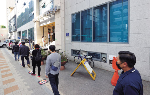 23일 오전 서울 강서구 한국건강관리협회 건강증진의원 서울서부지부 입구에 독감 예방접종을 받으러 온 시민들이 줄을 서 있다. [연합]