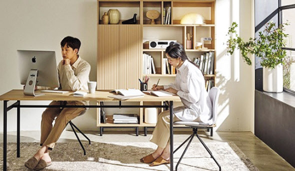 다용도 책상·책장모듈 ‘유로 501 플랫’의 홈오피스형 구성. [한샘 제공]