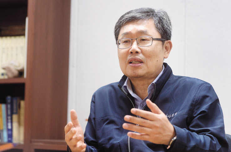 강소기업 하나전기의 최우택 사장(CEO)이 경영혁신과 신사업 확대를 동시에 추진하고 있다. 이를 통해 3년내 현재 매출액의 2.5배인 1000억원을 넘어선다는 계획이다. 이상섭 기자