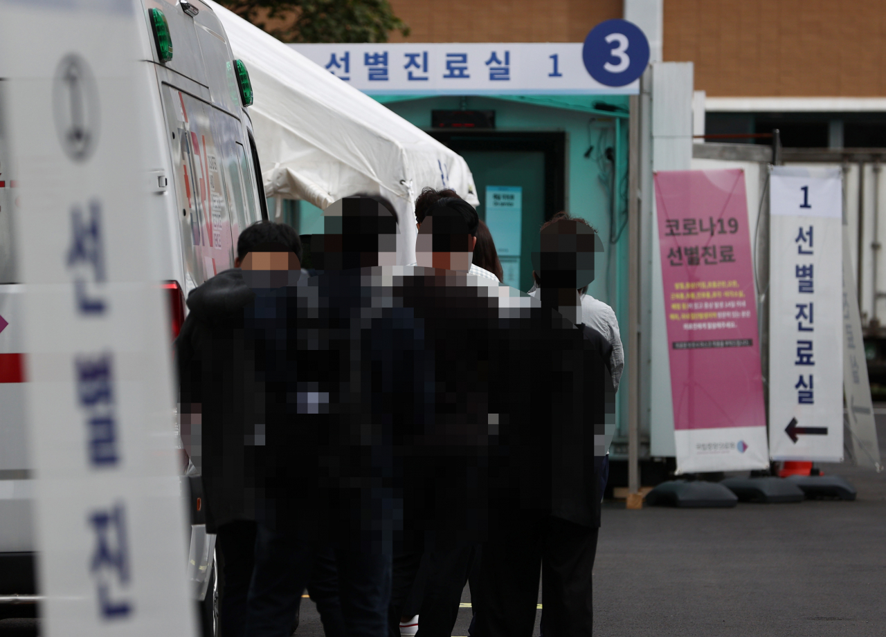 '코로나19' 확진자가 나흘만에 다시 세 자릿수를 기록한 23일 서울 국립중앙의료원 선별진료소를 찾은 시민들이 코로나19 검사를 기다리고 있다. 23일 0시 기준 국내 코로나19 신규 확진자는 110명을 기록했다. [연합]