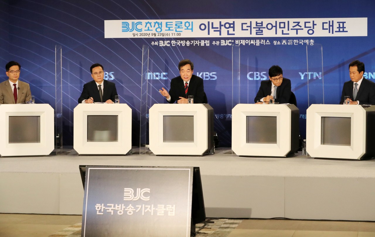 이낙연 더불어민주당 대표가 23일 서울 양천구 예술인센터에서 열린 방송기자클럽 초청 토론회에 참석해 정치 현안에 대해 이야기하고 있다. [연합]