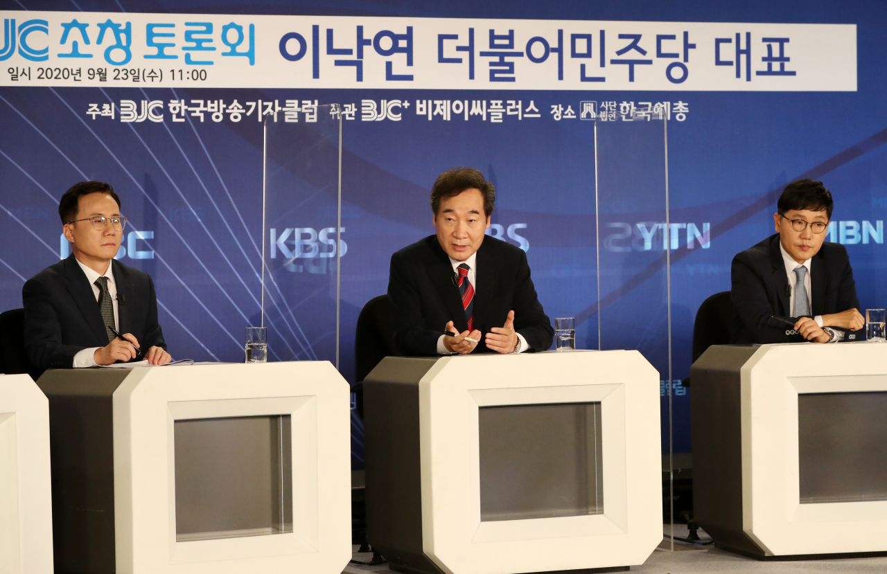 이낙연 더불어민주당 대표가 23일 서울 양천구 예술인센터에서 열린 방송기자클럽 초청 토론회에 참석해 정치 현안에 대해 이야기하고 있다. [연합]