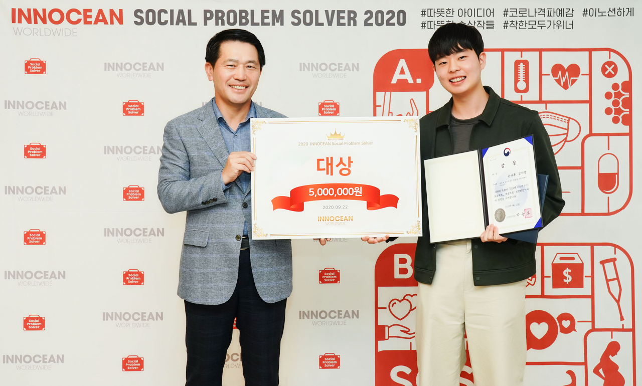 이노션 월드와이드는 포스트 코로나 시대를 대비해 신규 바이러스에 대한 전국민의 인식을 개선하고 새로운 문화를 창출하는 ‘S.O.S(Social Problem Solver)’ 캠페인 최우수 아이디어를 선정했다고 23일 밝혔다. 사진은이노션 이용우 대표이사(좌)와 대상 수상자 손다훈(우). [이노션 제공]