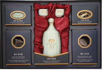 문재인 대통령은 추석 명절을 맞아 코로나19 대응 등 각 분야에서 국가와 사회를 위하여 헌신하는 분들과 사회적 배려계층 등 1만5000여 명에게 선물을 보낼 예정이다. [사진=청와대 제공]