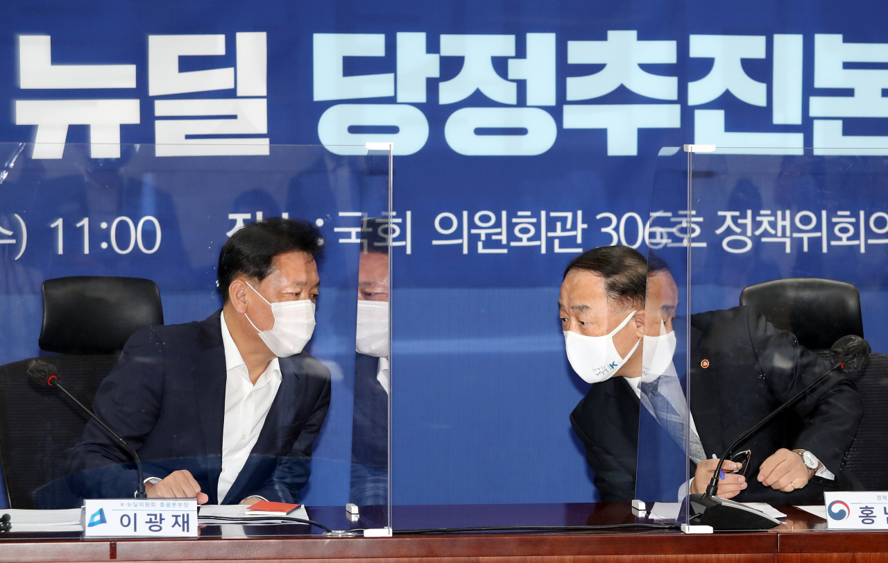 이광재 더불어민주당 K뉴딜위원회 총괄본부장과 홍남기 경제부총리가 23일 국회 의원회관에서 열린 제2차 한국판 뉴딜 당정 추진본부 회의에서 이야기하고 있다. [연합]