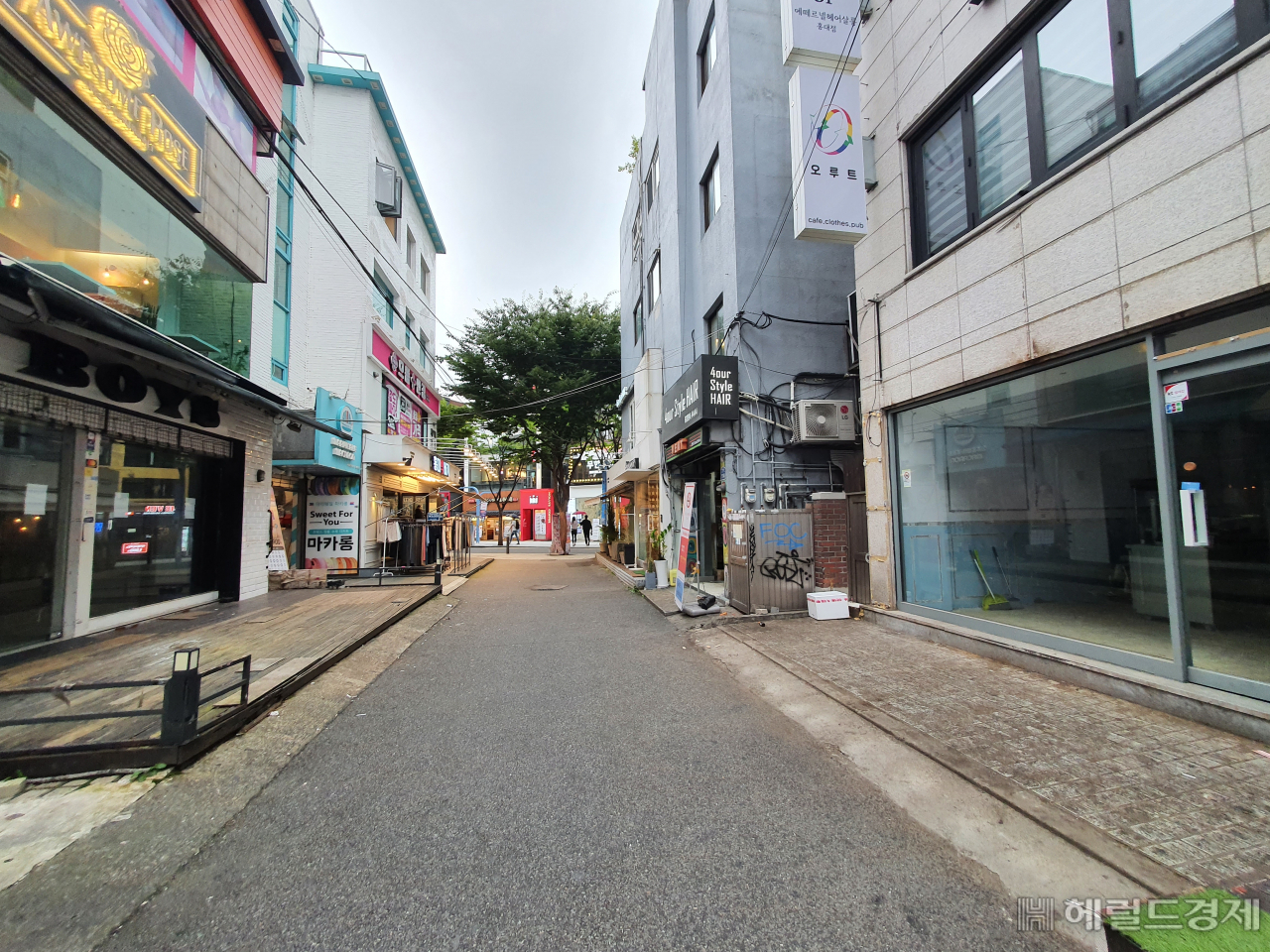 홍대 목좋은 자리도 ‘깔세’…“당장은 손님없어도 버티고 가야죠”[부동산360]