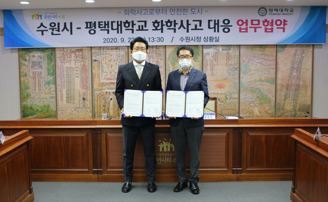 강건구 수원시 환경국장(오른쪽)과 김호현 교수가 협약 후 기념촬영하고 있다. [수원시 제공]