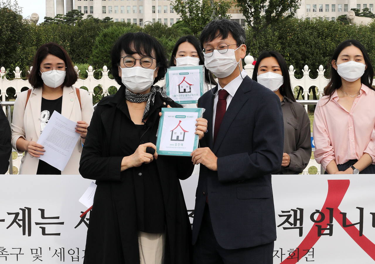 김진애 열린민주당 원내대표가 23일 오전 서울 여의도 국회 앞에서 열린 임대차3법 후속 과제 해결 촉구 및 '세입자 지킴이' 의원 명패전달 기자회견에서 명패를 받고 있다. [연합]