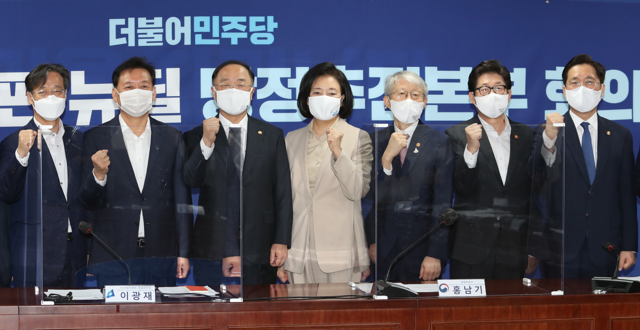 23일 국회 의원회관에서 열린 제2차 한국판 뉴딜 당정 추진본부 회의에서 이광재 더불어민주당 K뉴딜위원회 총괄본부장과 홍남기 경제부총리, 박영선 중소벤처기업부 장관 등을 비롯한 참석자들이 기념촬영을 하고 있다. 왼쪽부터 유동수 부본부장, 이광재 본부장, 홍남기 부총리, 박영선 중소벤처기업부 장관, 최기영 과학기술정보통신부 장관, 조명래 환경부 장관, 성윤모 산업통상자원부 장관. [연합]