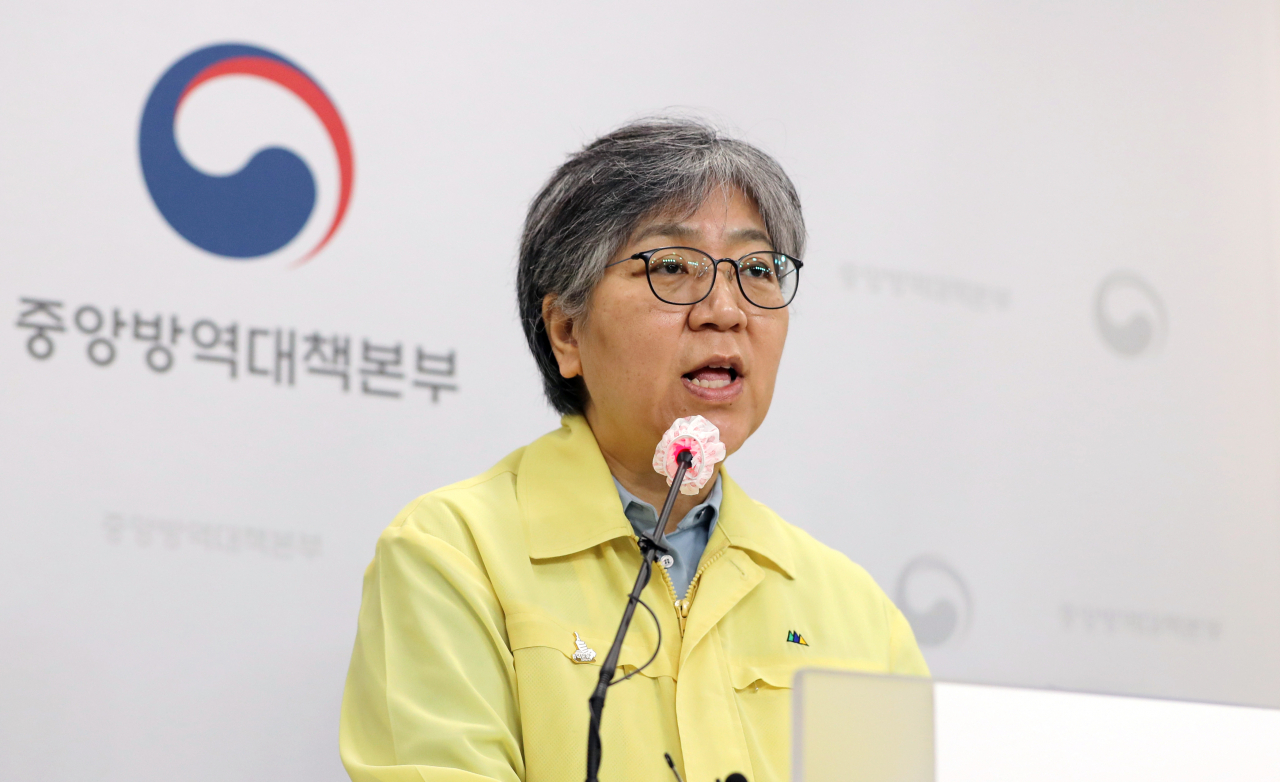 정은경 중앙방역대책본부장(질병관리청장)이 지난 22일 오전 충북 청주시 질병관리청에서 열린 국가 인플루엔자 예방접종 사업 일시 중단 관련 브리핑을 하고 있다. [연합]