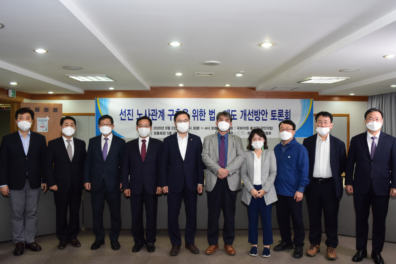 한국경영자총협회가 23일 개최한 '선진노사관계 구축을 위한 법·제도 개선방안 토론회'에 참가한 최종석 좋은일터연구소장(왼쪽부터) , 이정 한국외대 교수, 김용근 경총 상근부회장, 김태기 단국대 교수, 홍석준 국민의힘 국회의원, 김희성 강원대 법학전문대학원 교수, 김수진 고용부 노사관계법제과장, 유정엽 한국노총 정책2본부장, 이승길 아주대 법학전문대학원 교수, 남용우 경총 상무가 기념사진을 찍고 있다. [한국경영자총협회 제공]