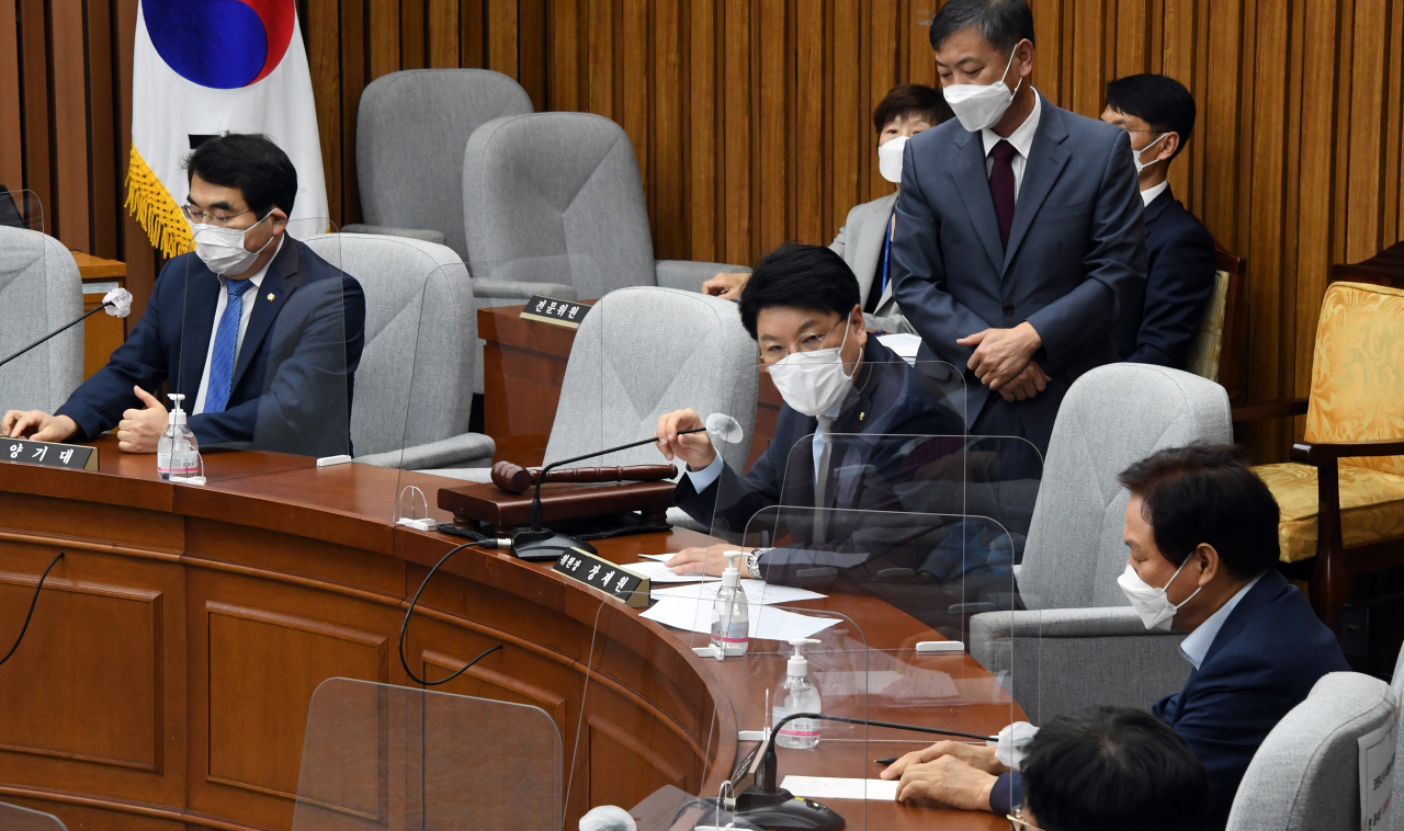 23일 국회 중앙선관위원 선출(조병현, 조성대)에 관한 인사청문특별위원회 전체회의에서 장제원 위원장이 발언하고 있다. 연합뉴스