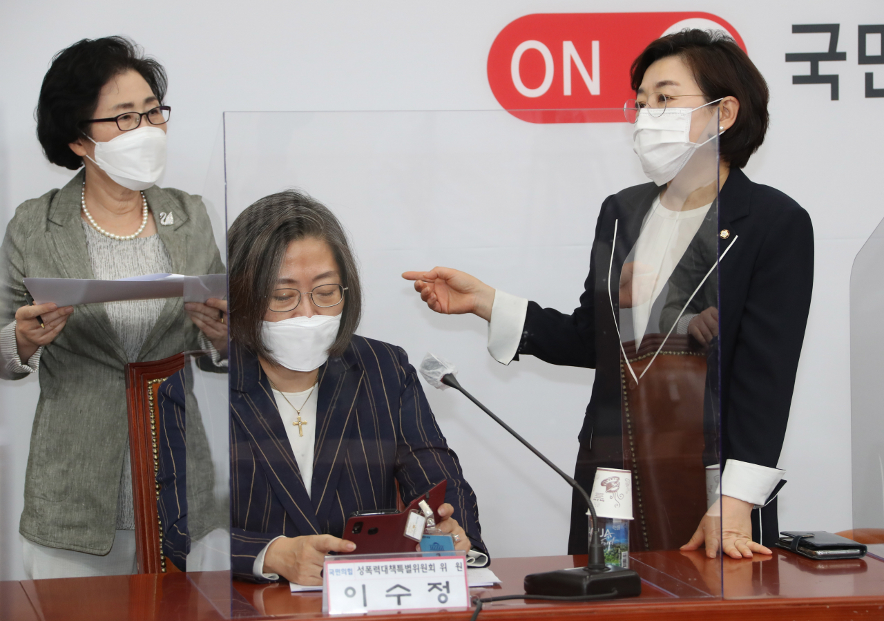 국민의힘 성폭력대책특별위원회 김정재(오른쪽) 위원장과 이수정, 김삼화 위원이 23일 오후 서울 여의도 국회에서 열린 1호 법안 발표 기자간담회에 앞서 대화하고 있다. [연합]