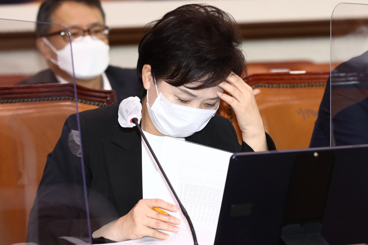 김현미 국토교통부 장관이 23일 오전 국회에서 열린 국토교통위 전체회의에서 회의 자료를 살펴보고 있다. [연합]
