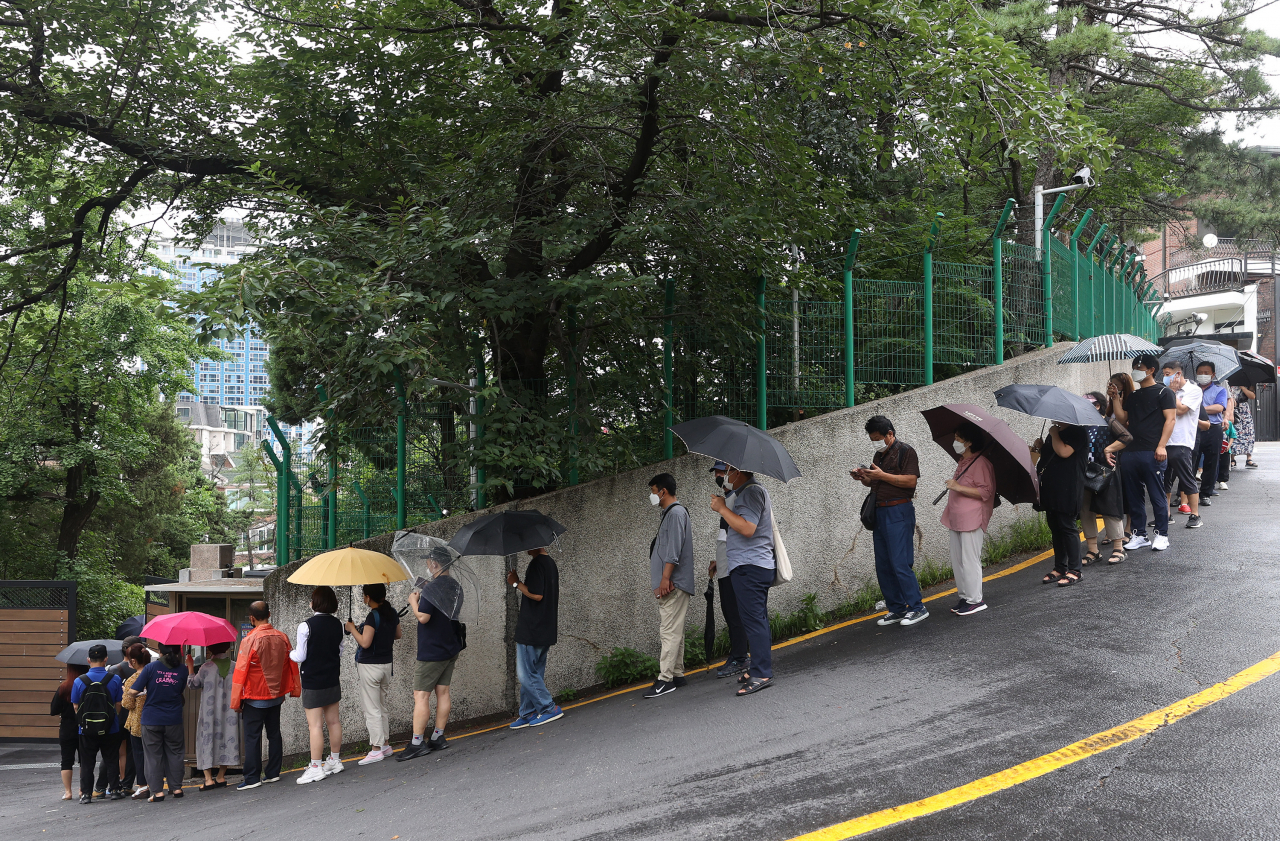 서울 중구 주한중국대사관 영사부 앞에서 시민과 외국인들이 업무를 보기 위해 줄을 서고 있다.[연합뉴스]