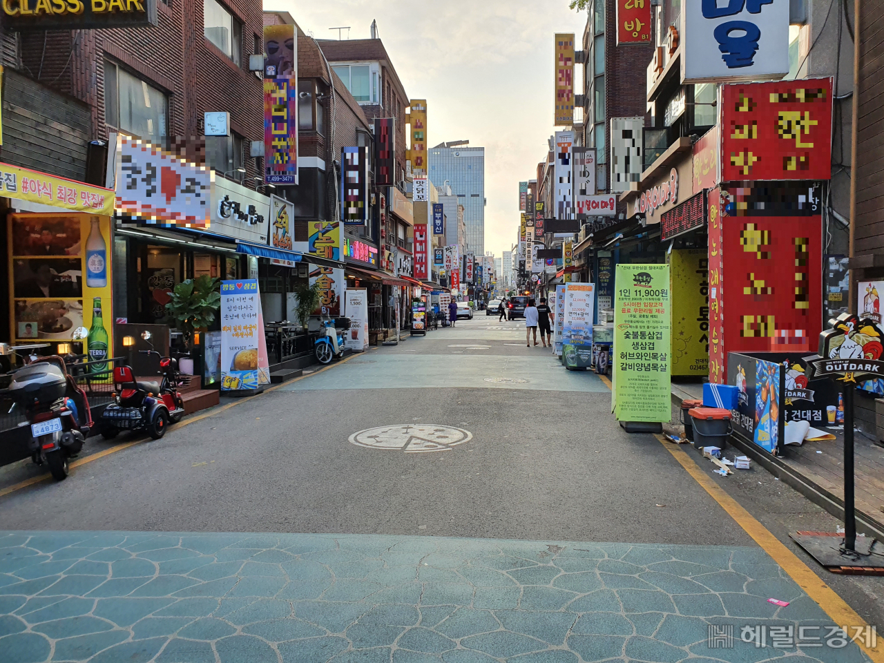 코로나 직격탄 상권. 연대 앞 삼거리 치킨집이 망했다[부동산360]