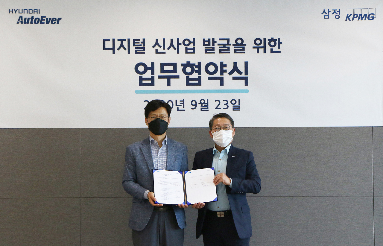 정대길 삼정KPMG 컨설팅부문 대표(오른쪽)와 오일석 현대오토에버 대표가 23일 디지털 신사업 기회 발굴을 위한 업무협약을 체결하고 기념촬영을 하고 있다. [삼정KPMG 제공]