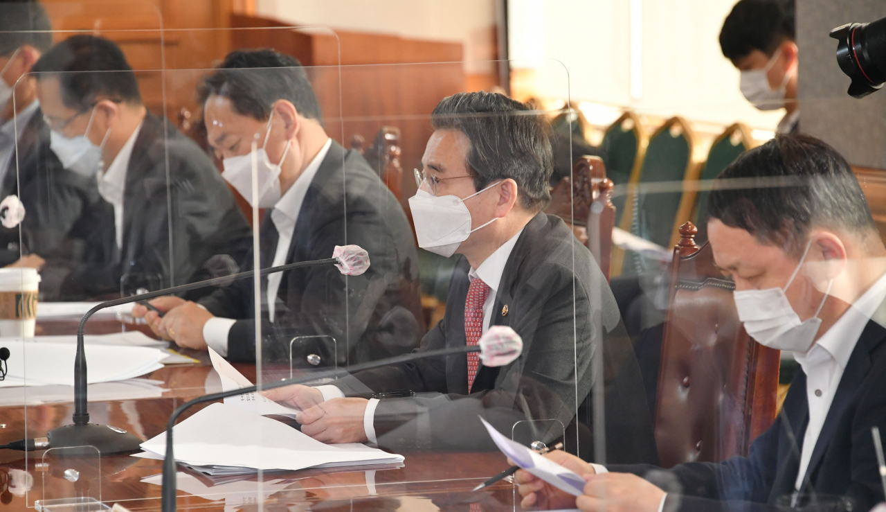 김용범 기획재정부 차관이 24일 서울 중구 은행회관에서 거시경제 금융회의를 주재하고 있다. 김 차관은 이 자리에서 방역과 경제의 우선 순위와 관련해 “경제정책을 운용함에 있어 방역 상황에 맞게 내수 활성화, 취약계층 지원 등의 정책대안을 시의적절하게 활용하는 운용의 묘를 발휘해 나가겠다”고 말했다. [기획재정부 제공]
