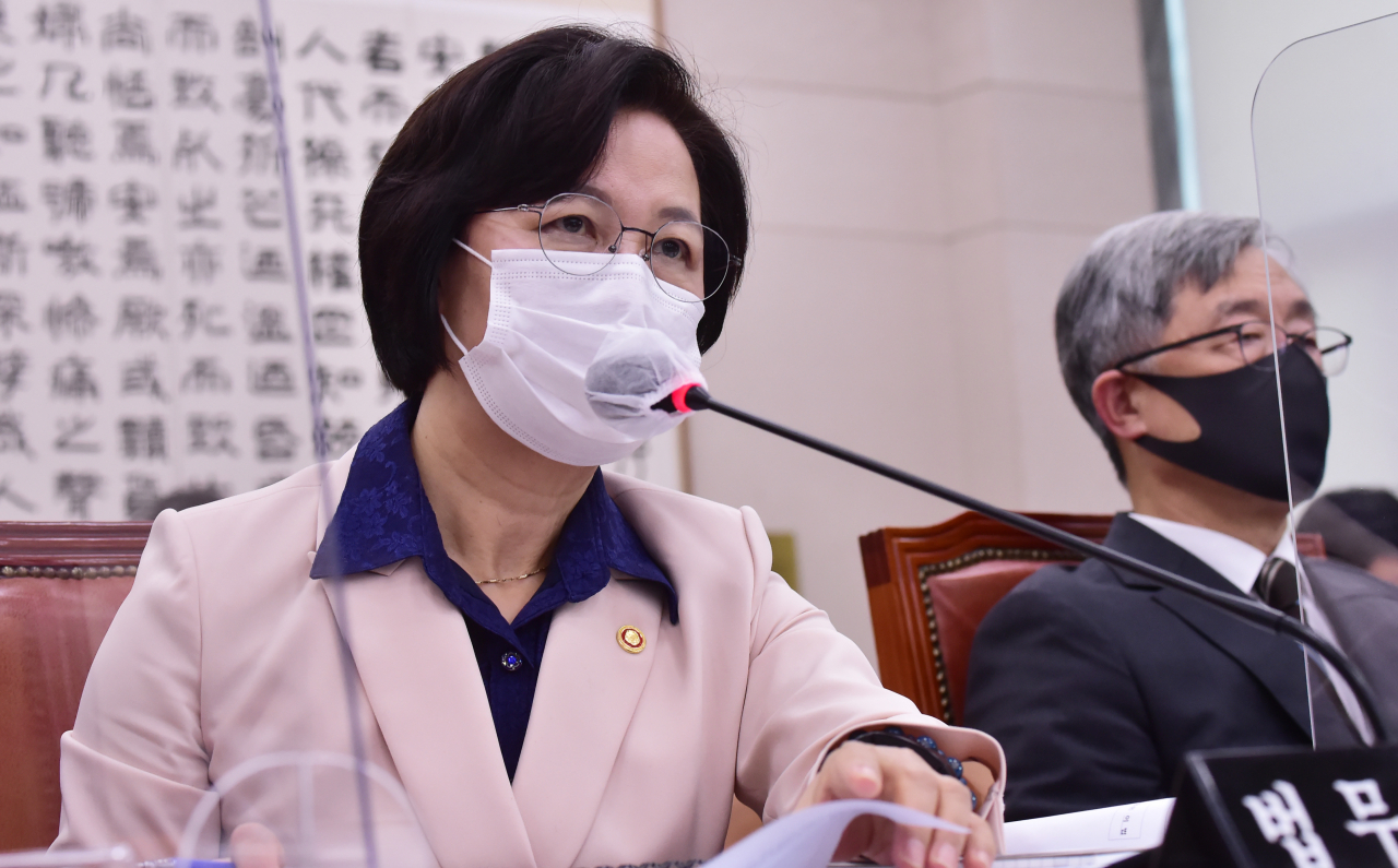 추미애 법무부 장관이 지난 23일 서울 여의도 국회에서 열린 국회 법제사법위원회 전체회의에서 질의에 답변하고 있다. [연합뉴스]