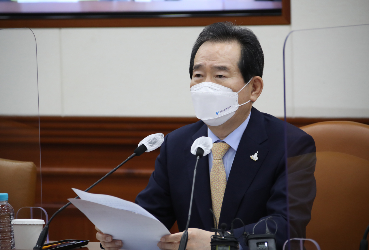 정세균 국무총리가 24일 정부서울청사에서 열린 국정현안점검조정회의에서 모두발언을 하고 있다.[연합］