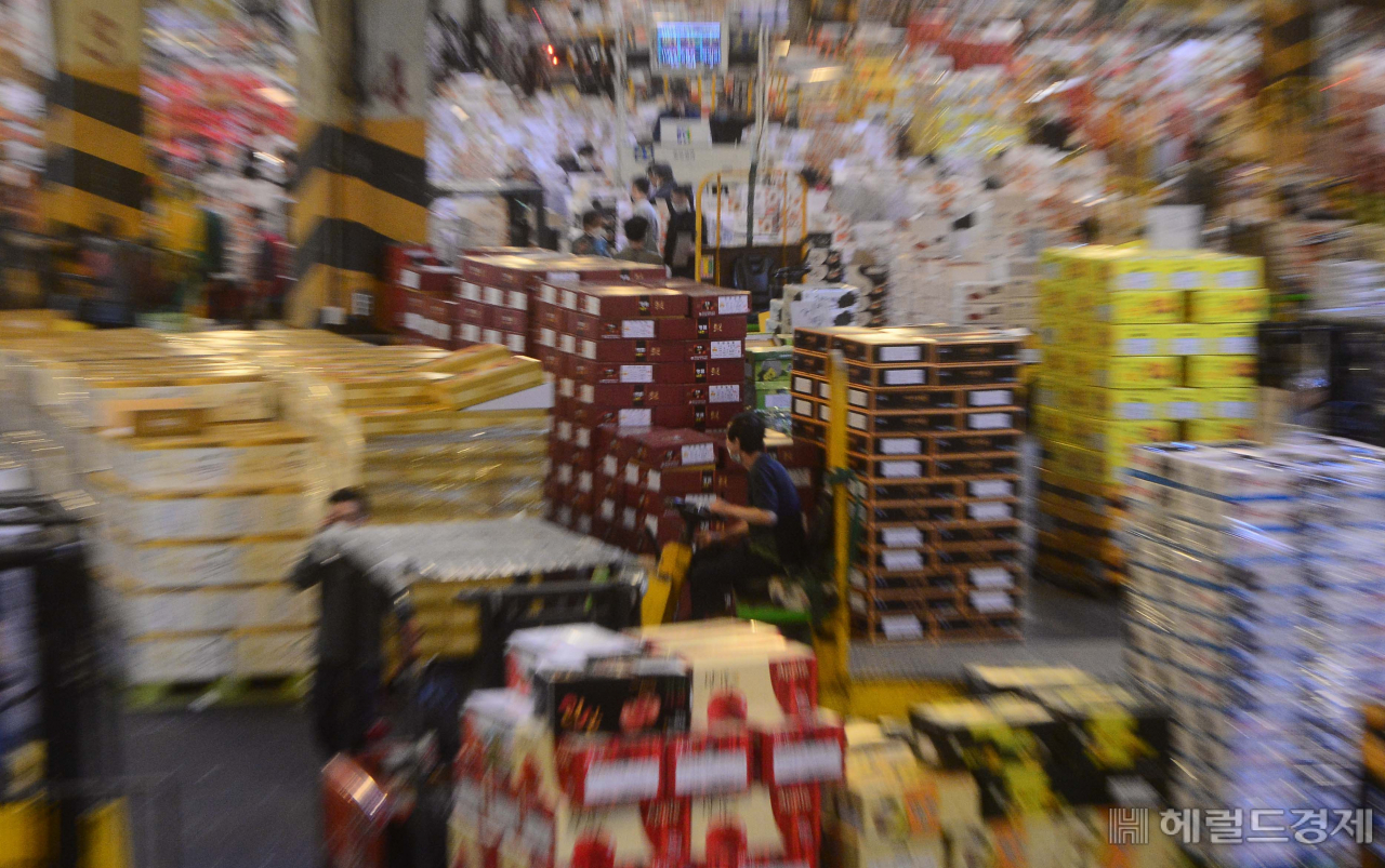 헤럴드pic] 붐비는 가락시장 과일 경매장 - 헤럴드경제
