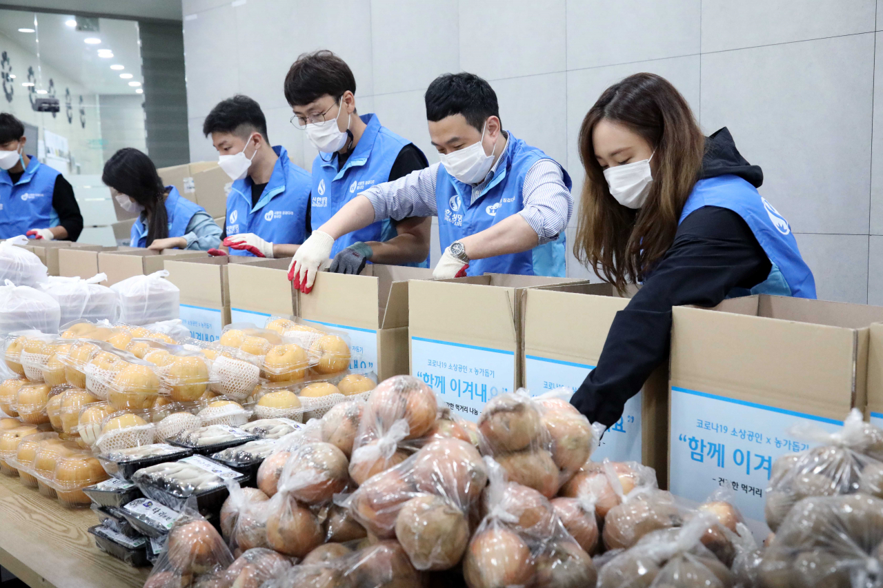 신한생명은 코로나19 및 집중호우와 태풍 피해를 입고 농산물 판매부진까지 더해져 이중고를 겪고 있는 지역사회를 위해 ‘경제활성 챌린지’ 캠페인을 실시했다. 사진은 지난 23일 서울시 구로구에 비영리 NGO 함께하는 사랑밭 사무소에서 농산품 키트를 제작하고 있는 모습. 출처=신한생명.