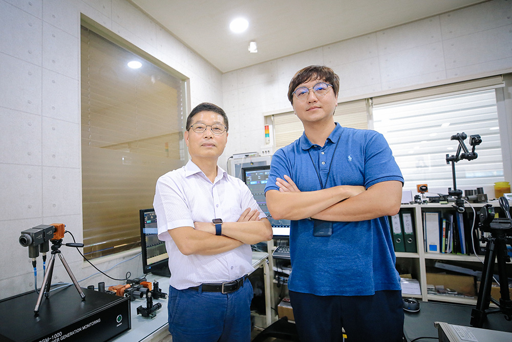황동수(왼쪽) 모니텍 대표이사와 지창욱 울산본부 첨단정형공정그룹 선임연구원.[한국생산기술연구원 제공]