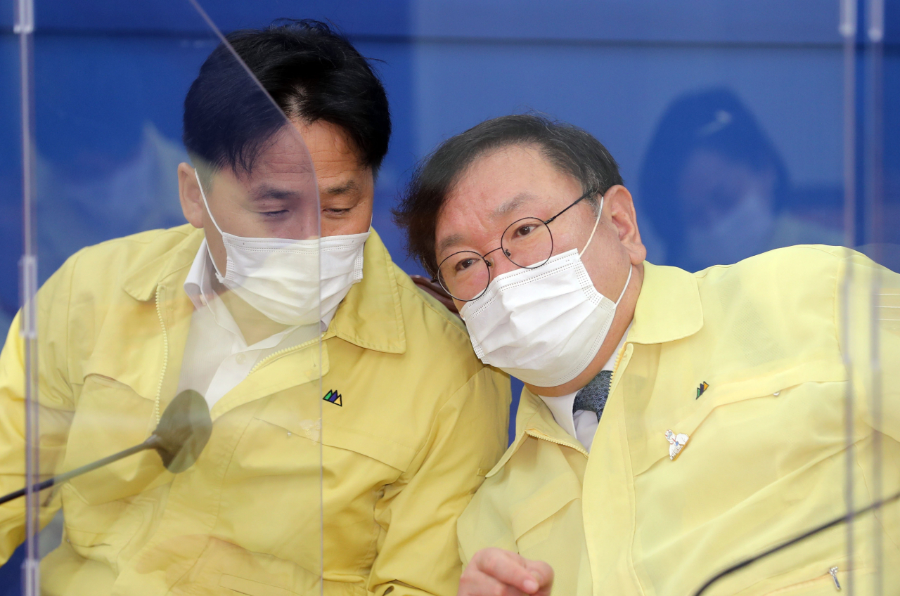 김태년 더불어민주당 원내대표와 김영진 원내총괄수석부대표가 24일 오전 서울 여의도 국회에서 열린 정책조정회의에서 이야기하고 있다. [연합]