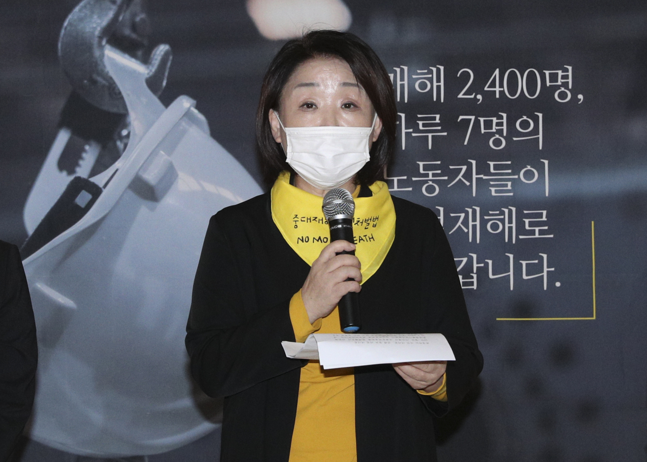 심상정 정의당 대표가 23일 국회 본회의장 앞에서 열린 중대재해 기업처벌법 10만 청원완료 제정촉구 기자회견에서 발언하고 있다. [연합]