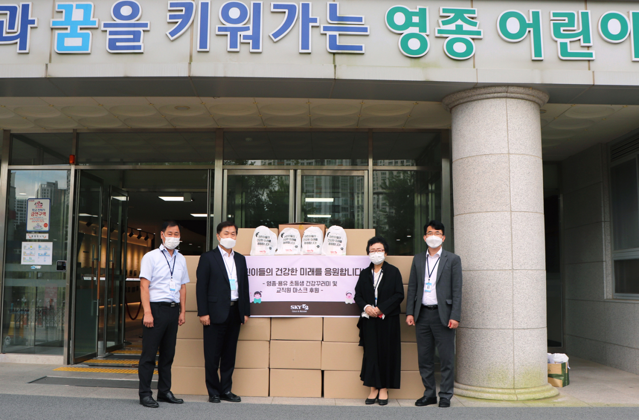 스카이72 골프 앤 리조트가 23일 인천 영종초등학교를 방문해 준비한 물품을 전달하고 있다.왼쪽부터 영종초 강신도 교감, 스카이72 김원재 부사장, 영종초 여운경 교장, 영종초 구관모 교감